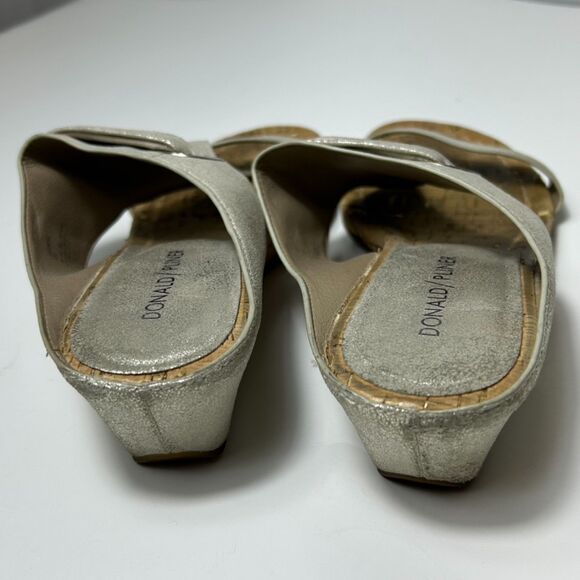 Donald Pliner Dionne Champagne Gold Metallic Leather Toe-Post Wedge Sandals Sz 8 - Picture 6 of 15